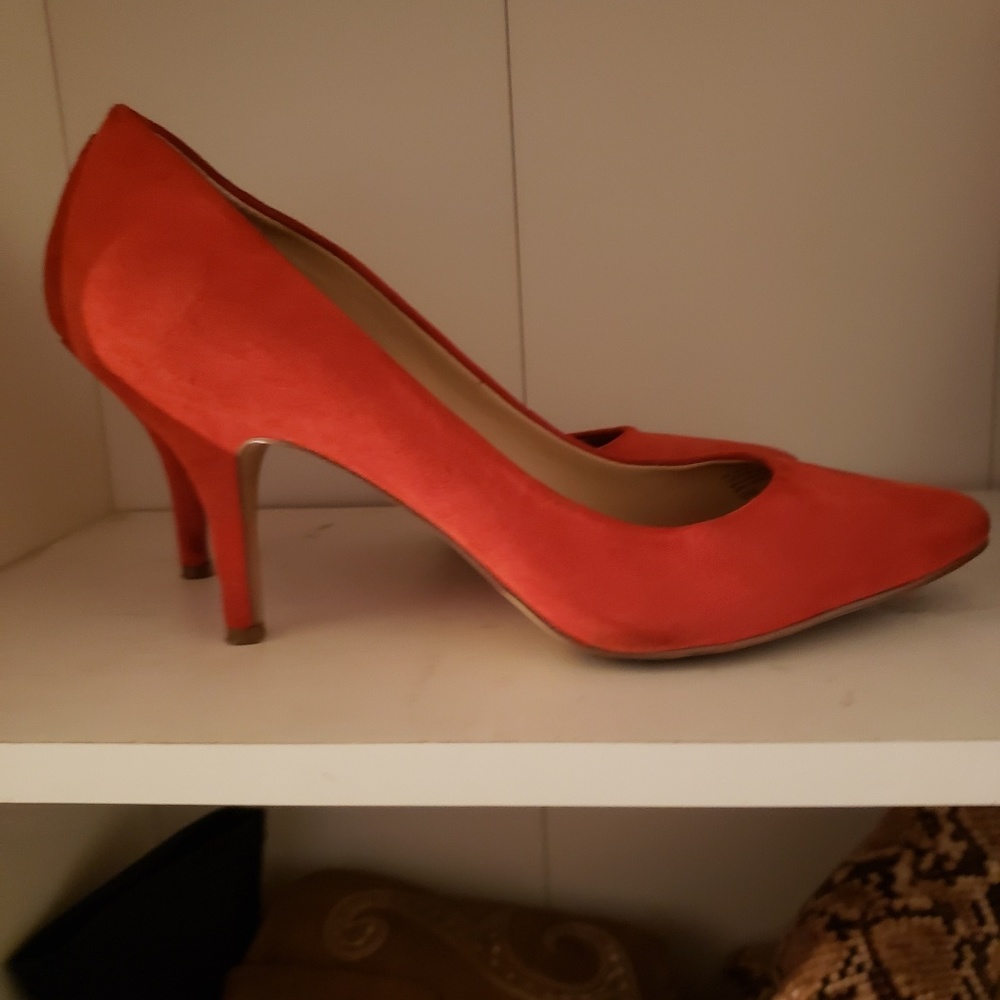 I.N.C RED PUMP SZ9